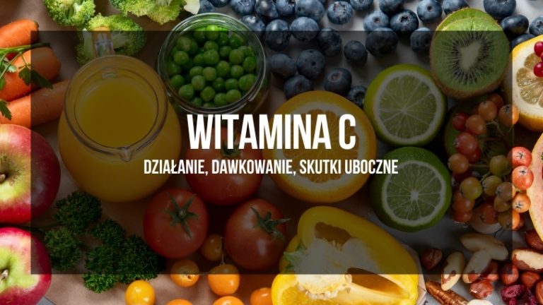 Baner edukacyjny na temat Witaminy C z napisem 'WITAMINA C DZIAŁANIE, DAWKOWANIE, SKUTKI UBOCZNE' na tle różnorodnych owoców i warzyw, które są bogate w witaminę C. Zdjęcie przedstawia jabłka, marchew, zielony groszek w słoiku, jagody, kiwi, cytryny, pomarańcze, pomidory, żółtą paprykę, jasne orzechy, granaty oraz sok pomarańczowy w dzbanku, tworząc kolorową mozaikę zdrowych, pełnych witamin składników
