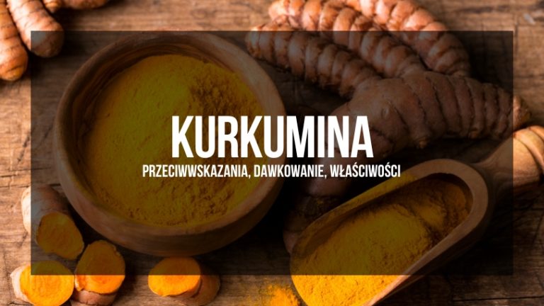Zdjęcie kurkumy w całości i w proszku w drewnianych misach i łyżkach, z tytułem 'KURKUMINA - przeciwwskazania, dawkowanie, właściwości' w białym, wyraźnym druku na górze, prezentujące naturalne źródło kurkuminy.