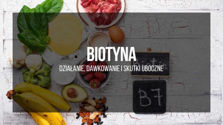 Zdjęcie kolażu przedstawiające różne produkty spożywcze, takie jak banany, jajka, orzechy, truskawki, brokuły, szpinak i ser, z wyraźnie wyświetlonym tekstem "BIOTYNA DZIAŁANIE, DAWKOWANIE I SKUTKI UBOCZNE". Tło ma teksturę białego, rustykalnego drewna, a mała tablica kredowa z napisem "B7" symbolizuje biotynę (witaminę B7).