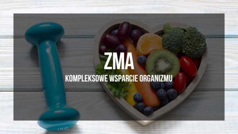 Na obrazku widoczna jest kompozycja promująca ZMA jako "Kompleksowe Wsparcie Organizmu". Po lewej stronie znajduje się ciężarek o wadze 1 kg w kolorze turkusowym, leżący na drewnianej, jasnej podłodze. Po prawej stronie obrazka znajduje się drewniane serce wypełnione różnymi zdrowymi produktami spożywczymi, takimi jak winogrona, pomarańcze, brokuły, kiwi, jagody i pomidory, symbolizujące zrównoważoną dietę bogatą w mikroelementy. Na środku, na przejrzystym czarnym tle, widnieje biały napis "ZMA" z dodatkowym podpisem "Kompleksowe Wsparcie Organizmu" w mniejszej czcionce. Całość na tle drewnianej powierzchni sugeruje połączenie siły, zdrowia i dobrego odżywiania.