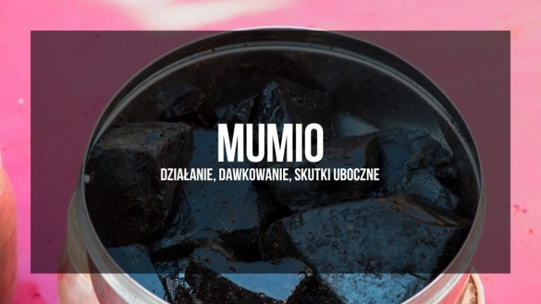 Grafika prezentuje wizualizację Mumio, czarnej, lepkiej substancji umieszczonej w szklanym pojemniku na różowym tle. Nad obrazem Mumio znajduje się tekst "MUMIO - działanie, dawkowanie, skutki uboczne", sugerujący, że grafika jest częścią artykułu lub publikacji poświęconej tematowi Mumio, jego właściwościom i zastosowaniu.