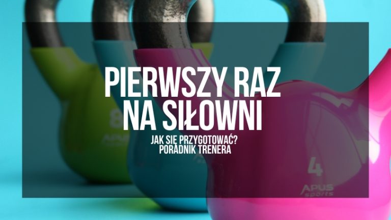 Obrazek przedstawia kolorowe hantle kettlebell w odcieniach zielonego, błękitu i różu, ustawione na błękitnym tle. Tekst na zdjęciu „PIERWSZY RAZ NA SIŁOWNI” sugeruje, że jest to materiał edukacyjny dla osób rozpoczynających swoją przygodę z ćwiczeniami na siłowni. Dodatkowy podtytuł „JAK SIĘ PRZYGOTOWAĆ? PORADNIK TRENERA” wskazuje na poradnikowy charakter grafiki, który prawdopodobnie zawiera wskazówki i rady od doświadczonego trenera, jak efektywnie rozpocząć treningi, aby były bezpieczne i efektywne.
