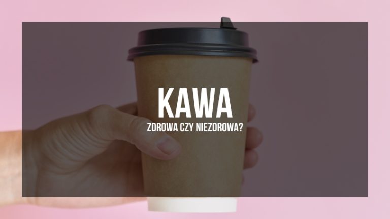 Na zdjęciu przedstawiona jest ręka trzymająca papierowy kubek z kawą na różowym tle. Kompozycja jest prostym, lecz efektywnym wizualnie przedstawieniem popularnego napoju. Nad kubkiem znajduje się napis „KAWA ZDROWA CZY NIEZDROWA?”, co sugeruje temat przewodni artykułu lub bloga, do którego grafika ma być wykorzystana.