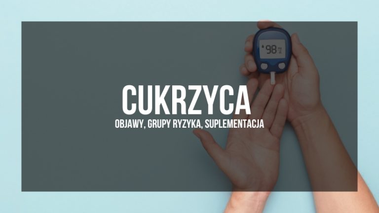 Na pierwszym miejscu, które jest przeznaczone do stosowania z glukometrem, który wskazuje poziom cukru we krwi. Tło jest jasne, w spokojnym niebieskim kolorze, co zwraca uwagę na centralny element grafiki. Nad zdjęciem napis „CUKRZYCA”, pod nim dodatkowe informacje „OBJAWY, GRUPY RYZYKA, SUPLEMENTACJA”, co wskazuje, że zdjęcie może być używane w artykułach lub publikacjich edukacyjnych na temat substancji.