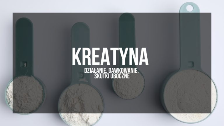 obraz przedstawia miarki z białym proszkiem kreatyny na ciemnoszarym tle z tekstem "KREATYNA, DZIAŁANIE, DAWKOWANIE, SKUTKI UBOCZNE"