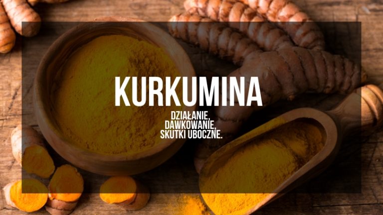 Na obrazie widzimy kurkuminę w różnych postaciach – proszek i całe kłącza kurkumy – ułożone na drewnianym stole. Tekst na grafice „KURKUMINA DZIAŁANIE, DAWKOWANIE, SKUTKI UBOCZNE” wskazuje, że obraz ma na celu przyciągnięcie uwagi do tematyki związanej z kurkuminą, jej właściwościami zdrowotnymi oraz potencjalnymi skutkami ubocznymi. Obrazek jest przeznaczony do użytku w artykule lub prezentacji omawiającej właściwości lecznicze kurkuminy, jej zastosowanie w suplementacji oraz ewentualne przeciwwskazania.
