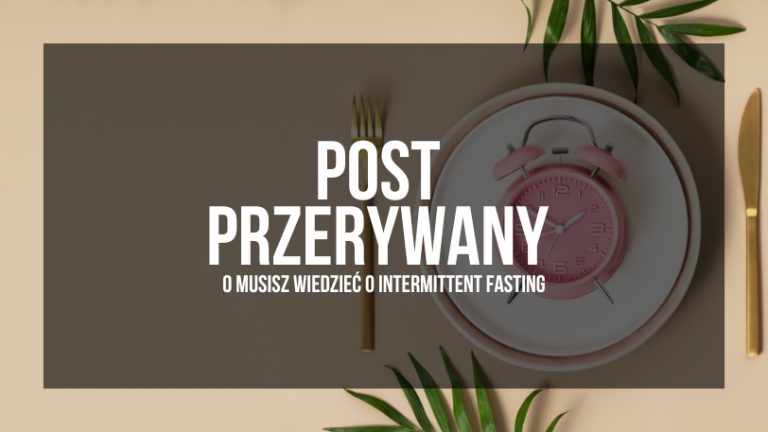 Obraz przedstawiający koncept postu przerywanego. Na szarym tle widoczny biały talerz z widelcem i nożem oraz różowy budzik, co symbolizuje zarządzanie czasem i kontrolę nad posiłkami w ramach diety opartej na przerywaniu postu. Na środku na przyciemnionym polu widnieje napis "post przerywany - co musisz wiedzieć o intermitten fasting".