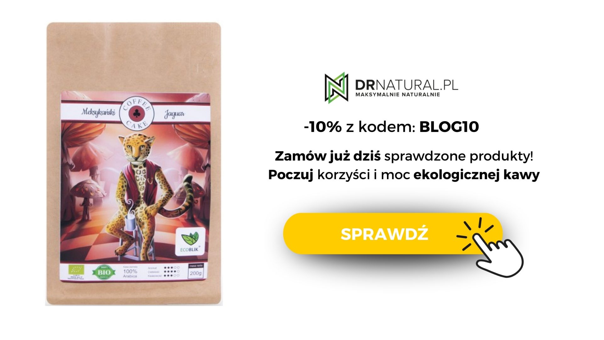 Opakowanie ekologicznej kawy z widocznymi certyfikatami jakości i pochodzenia. Grafika na opakowaniu przedstawia stylizowanego jaguara w dżungli, co podkreśla naturalne pochodzenie i premium charakter produktu. Obok opakowania widoczny jest żółty przycisk z napisem "Sprawdź", zachęcający do zakupu produktu, z kodem promocyjnym "BLOG10" dla klientów.