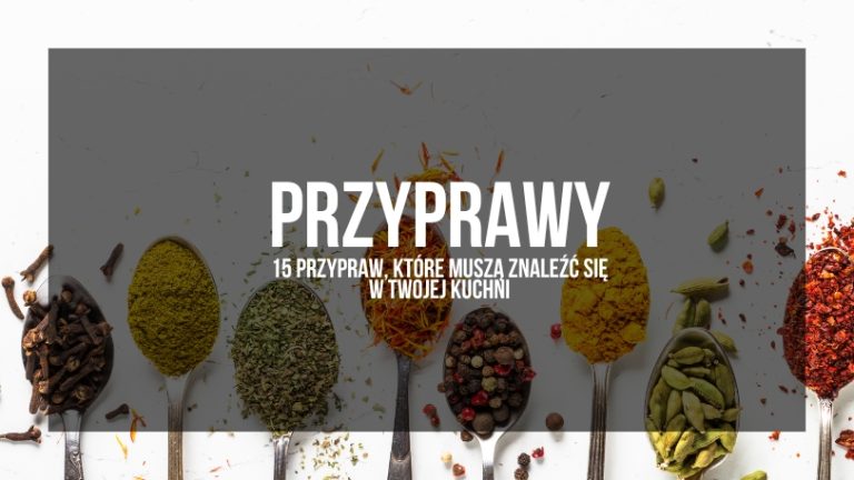 Na obrazie przedstawiono różne przyprawy ułożone na łyżkach, z wyraźnymi kolorami reprezentującymi bogactwo smaków i aromatów. Pod każdą łyżką znajdują się różne przyprawy, od cynamonu i goździków, przez oregano i kurkumę, aż po nasiona kardamonu. Tekst na obrazku „Przyprawy: 15 przypraw, które muszą znaleźć się w Twojej kuchni” sugeruje, że obrazek ilustruje artykuł lub wpis blogowy, który opisuje 15 podstawowych przypraw, jakie warto mieć w kuchni.