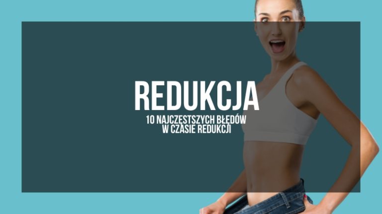 Na grafice przedstawiono osobę w luźnych spodniach, z widocznym efektem odchudzania, co symbolizuje osiągnięte rezultaty w redukcji wagi. W tle dominuje spokojny, niebiesko-zielony kolor, który podkreśla kontrast z postacią. Tekst na obrazie „Redukcja: 10 Najczęstszych Błędów w Czasie Redukcji” wskazuje na edukacyjny charakter grafiki, skupiający się na poradach dotyczących odchudzania i unikania błędów w tym procesie.